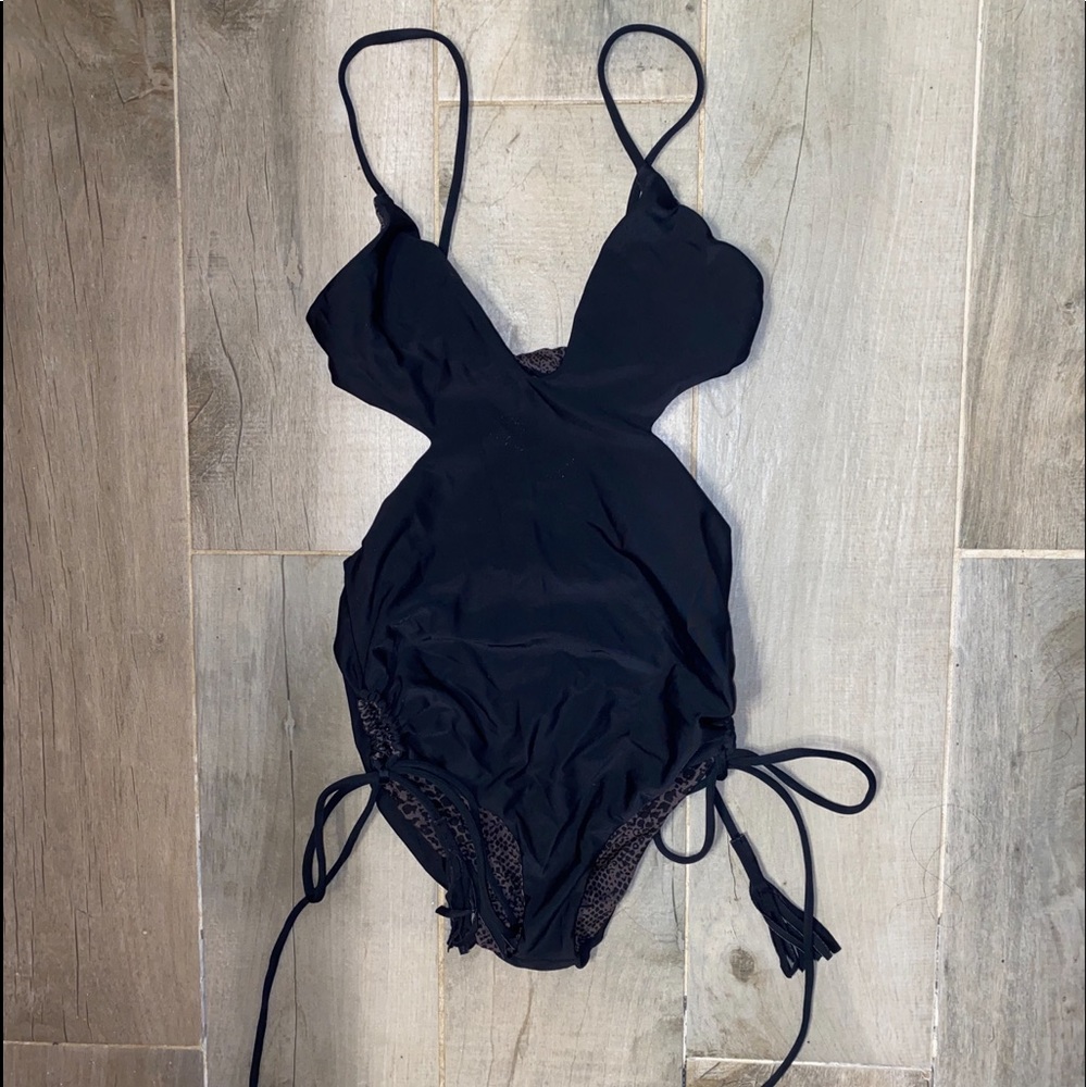 Acacia Greece in Black